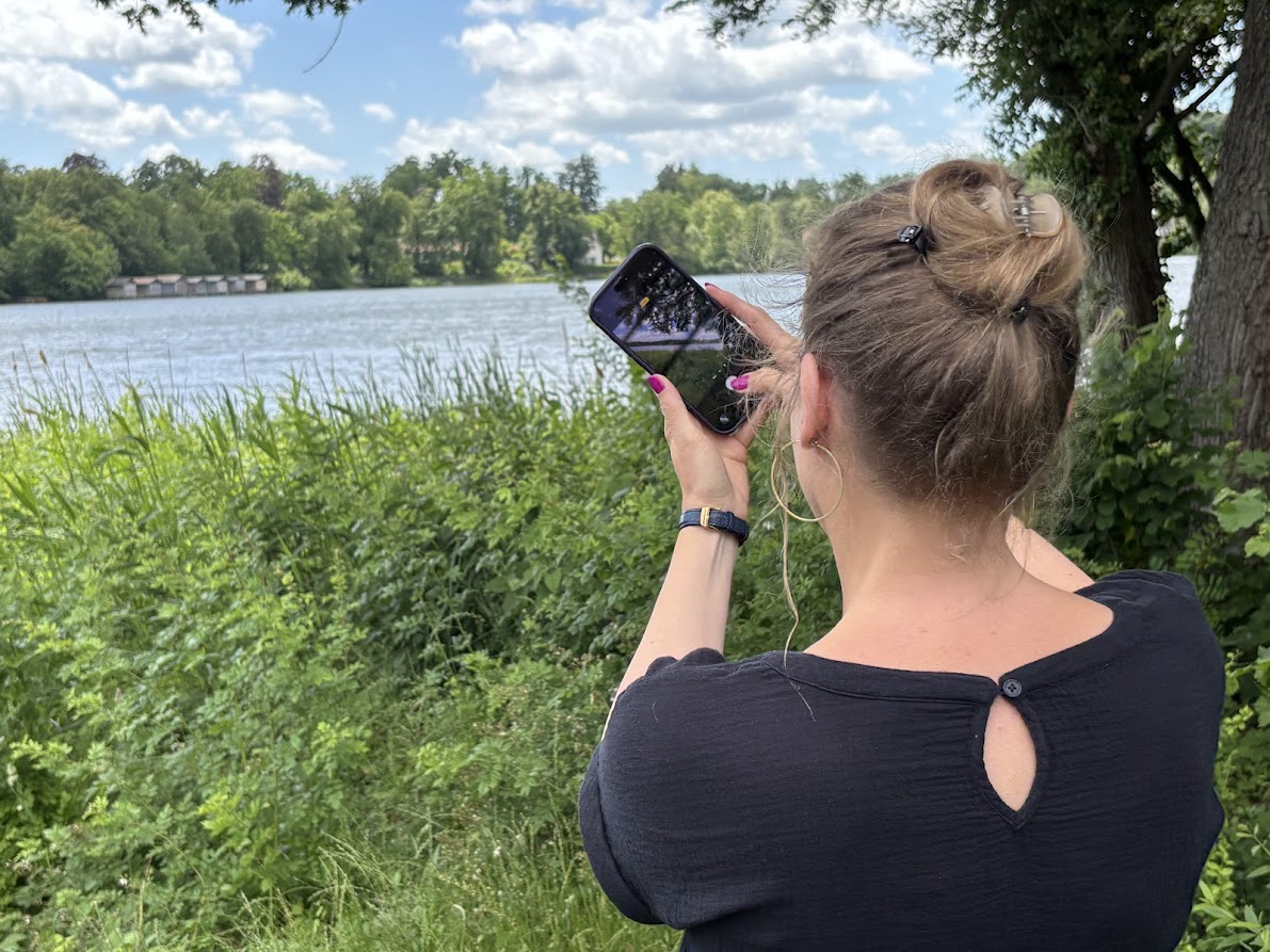Sabine Rost fotografiert den See im Isar-Loisachtal